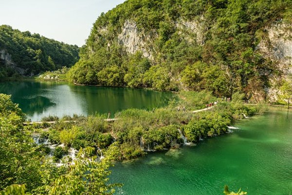 Quels sont les meilleurs itinéraires pour une randonnée dans les forêts de Plitvice, Croatie?